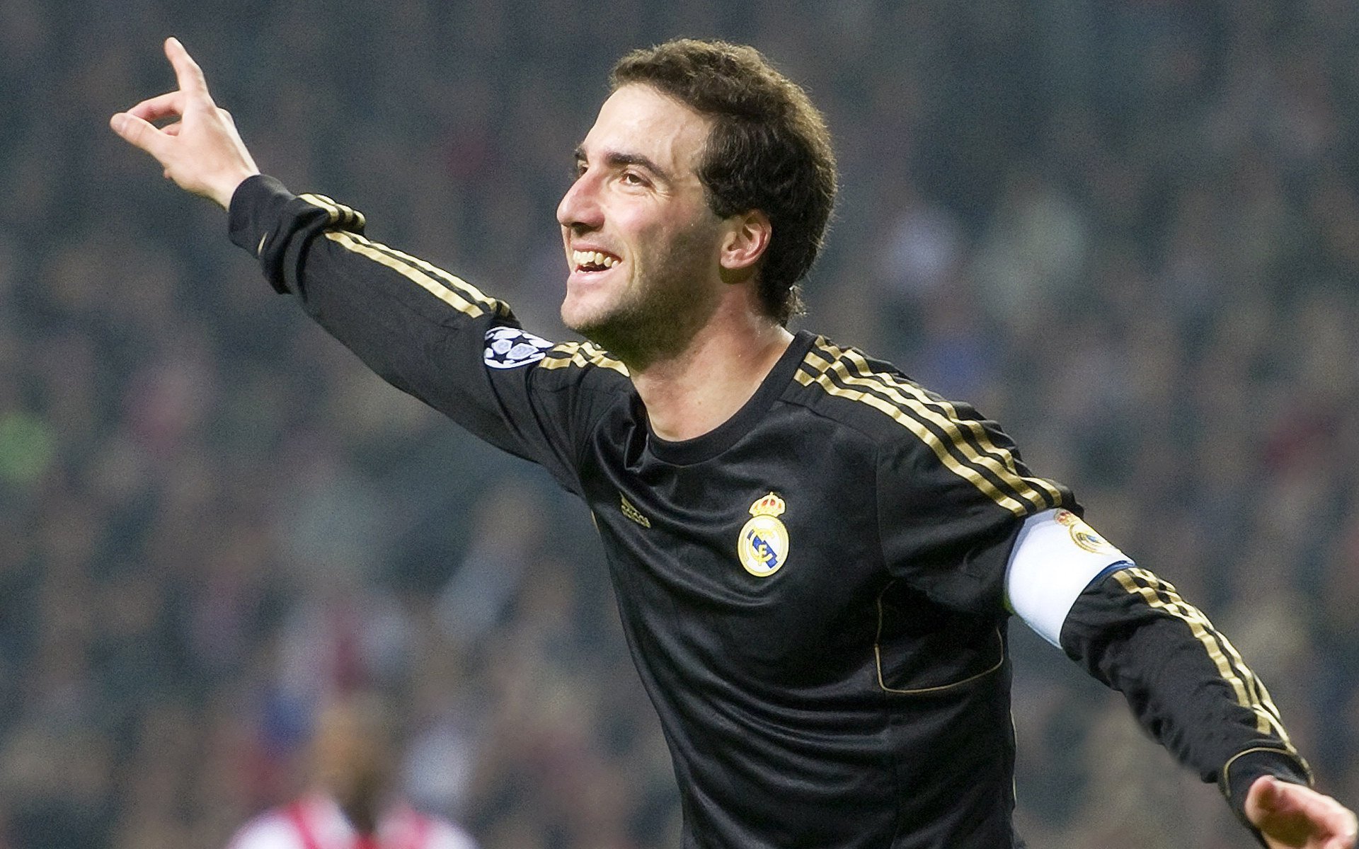 开云入口-冠军球队球员参与青少年培训课启发下一代梦想，冠军青训营教父